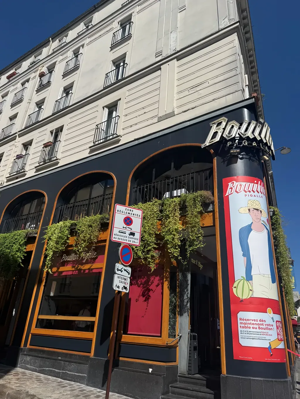 Ingang van Bouillon Pigalle aan de Boulevard de Clichy in Parijs