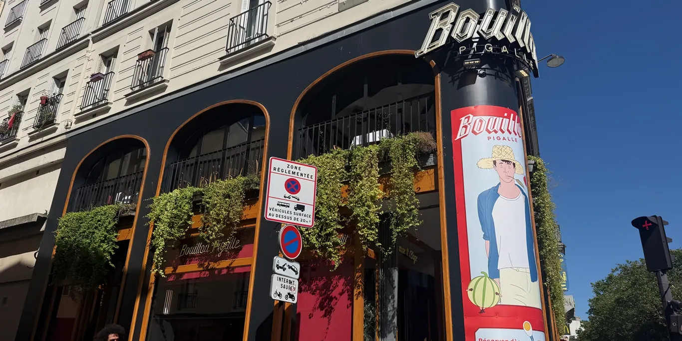Gevel van Bouillon Pigalle op de hoek van de Boulevard de Clichy in Parijs