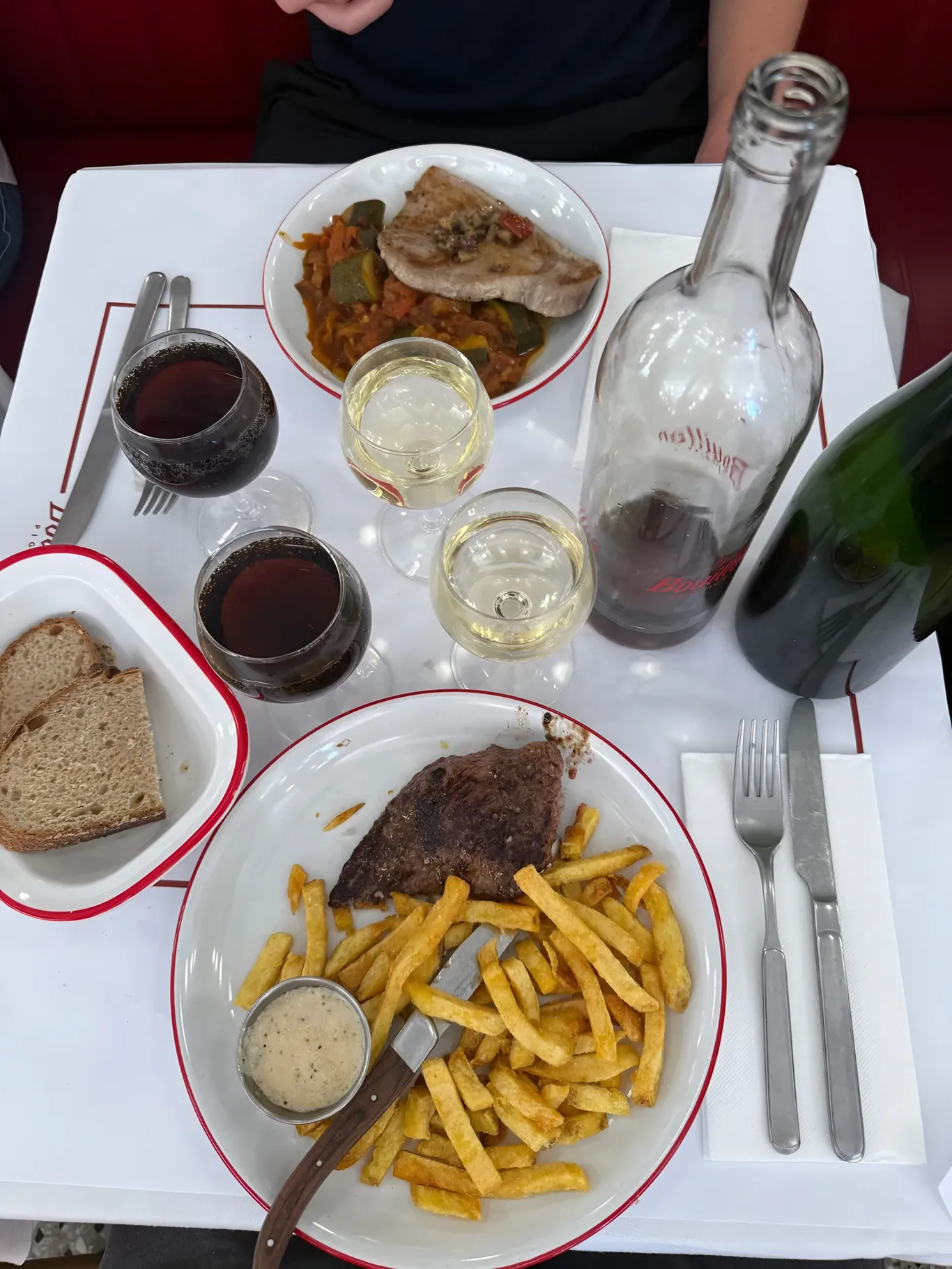 Steak met friet en pepersaus bij Bouillon Pigalle in Parijs