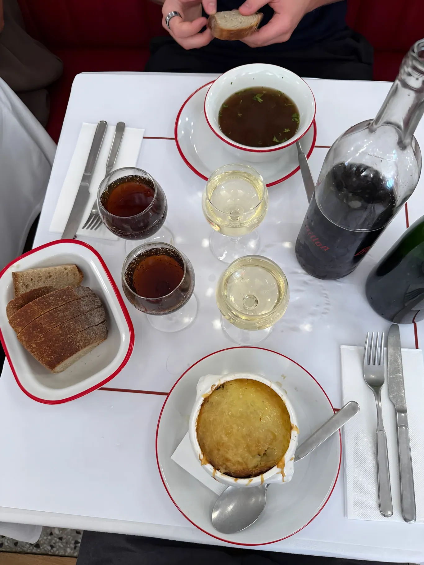 Gegratineerde uiensoep bij Bouillon Pigalle in Parijs