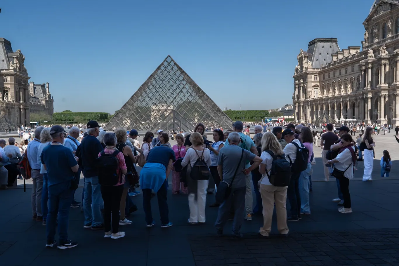 De glazen piramide van het Louvre op een zonnige dag