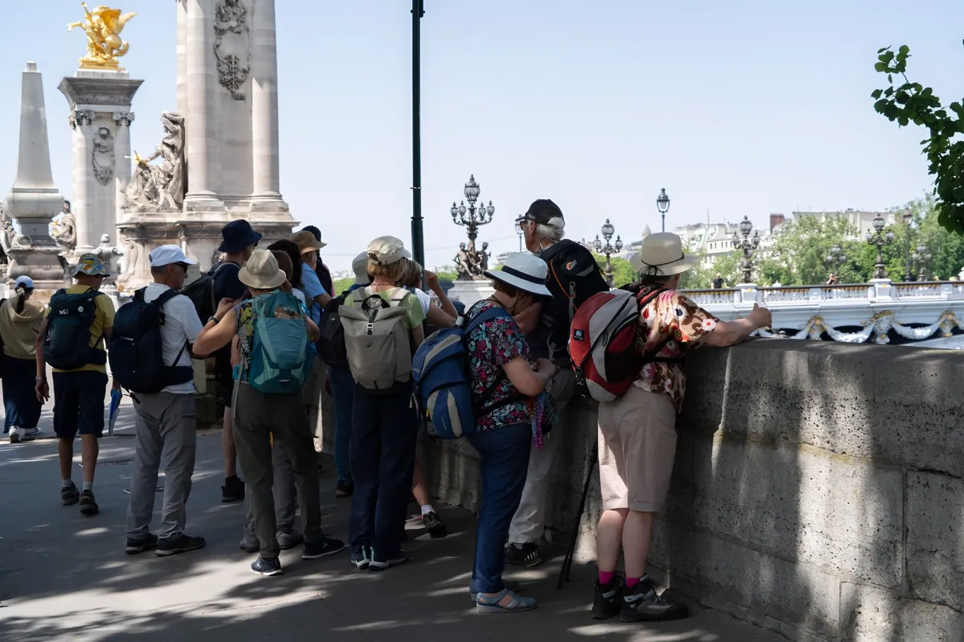 De vergulde beelden van de Pont Alexandre III over de Seine