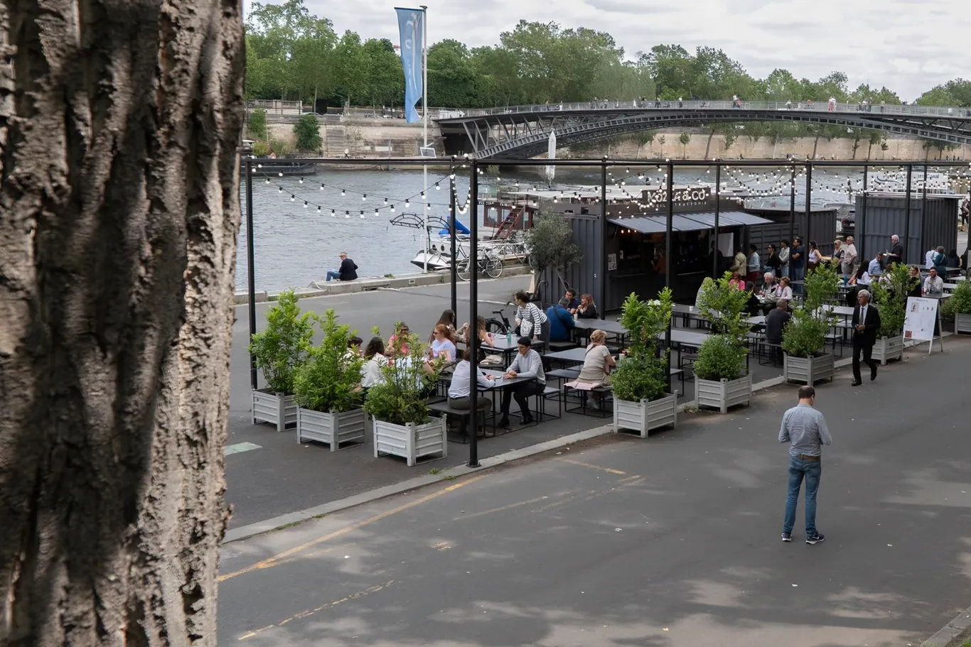Terras met gasten aan de oever van de Seine in Parijs