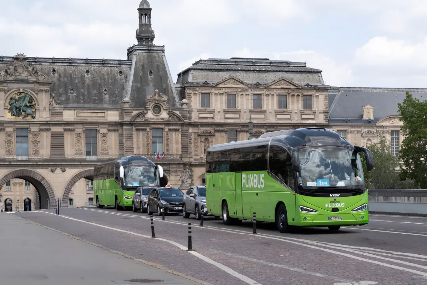 Flixbus bij de bushalte aan de Quai du Louvre in Parijs