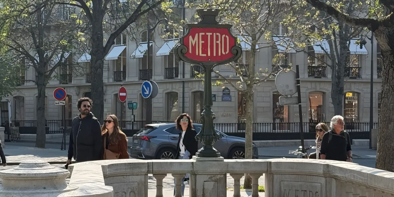 Rood metrobord bij een ingang van de metro in Parijs
