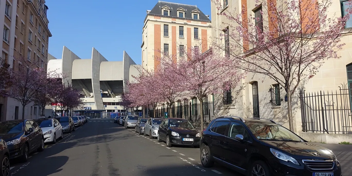 Het Parc des Princes gezien vanaf een straat in het 16e arrondissement