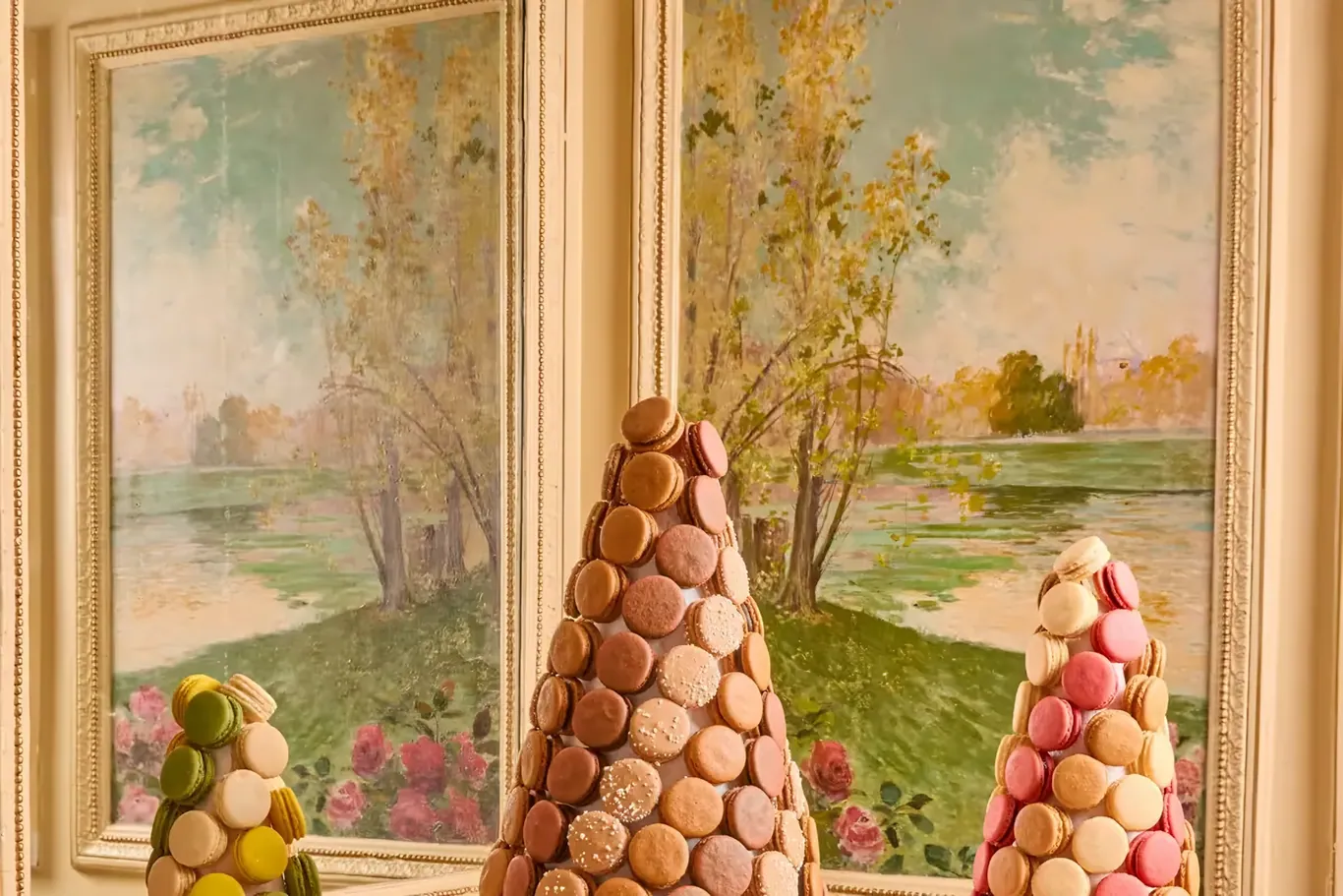 De salon van Angelina in Parijs met wandschilderingen