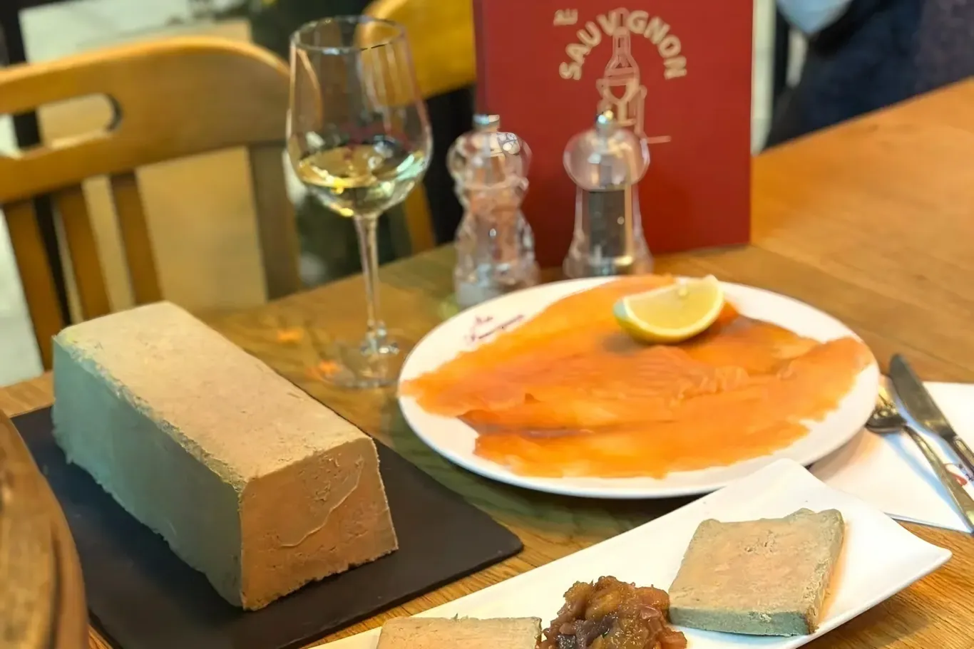 Terrine met een glas witte wijn bij Au Sauvignon in Parijs