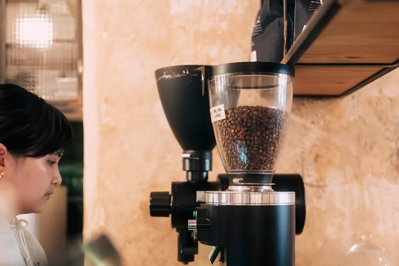 Pancakes en koffie op tafel bij HolyBelly in Parijs