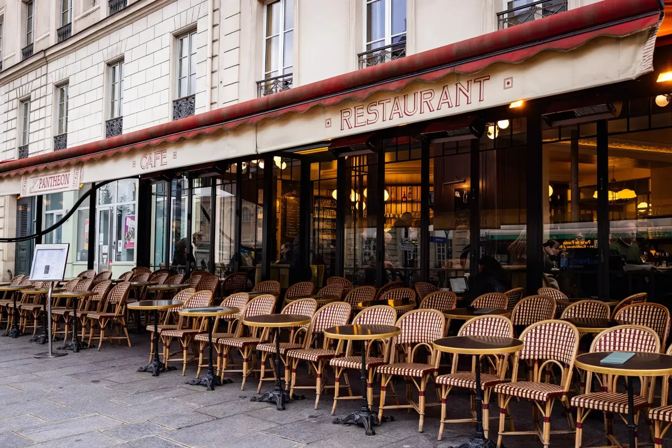 Het terras van Le Comptoir du Pantheon in Parijs
