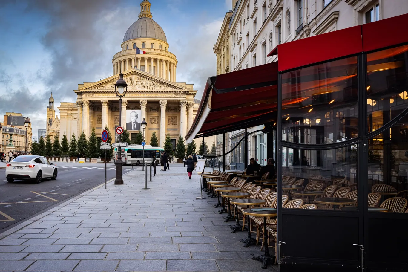 Terras van Le Comptoir du Pantheon met zicht op de koepel van het Pantheon in Parijs
