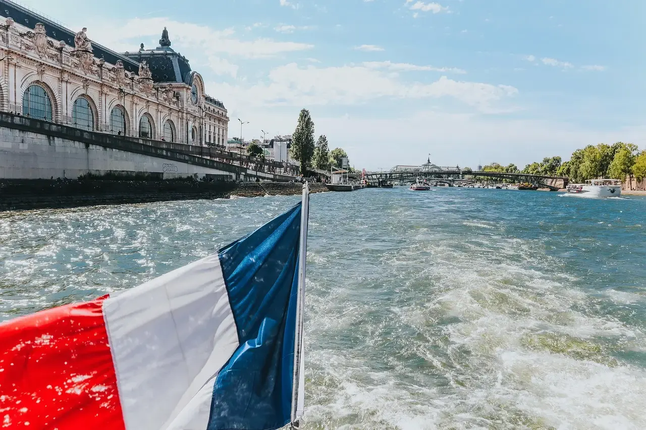Aperitief aan boord van een boot op de Seine in Parijs