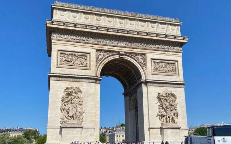 De Arc de Triomphe aan de Champs-Elysees