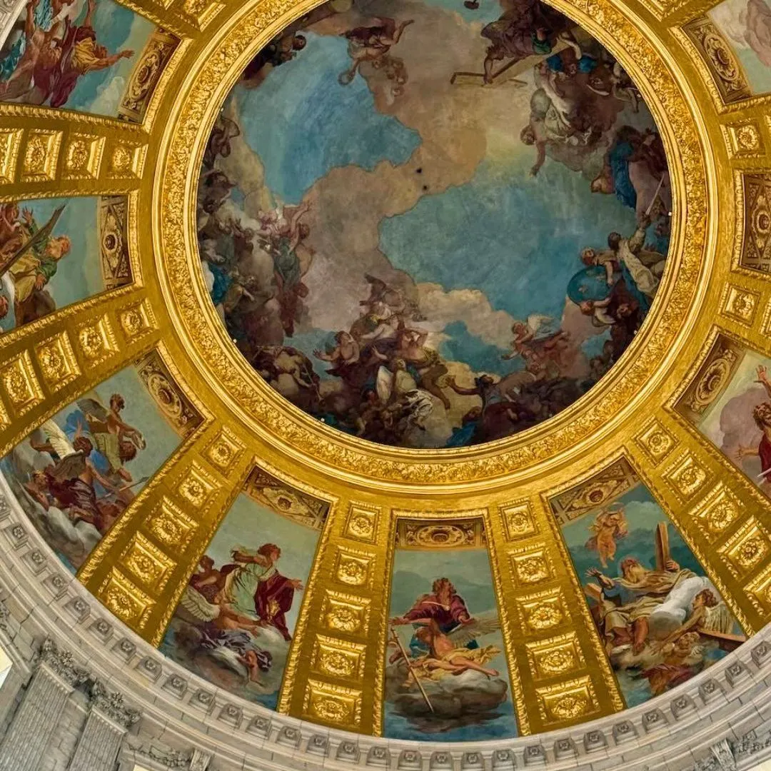 De koepel van Les Invalides van binnen met beschilderd plafond