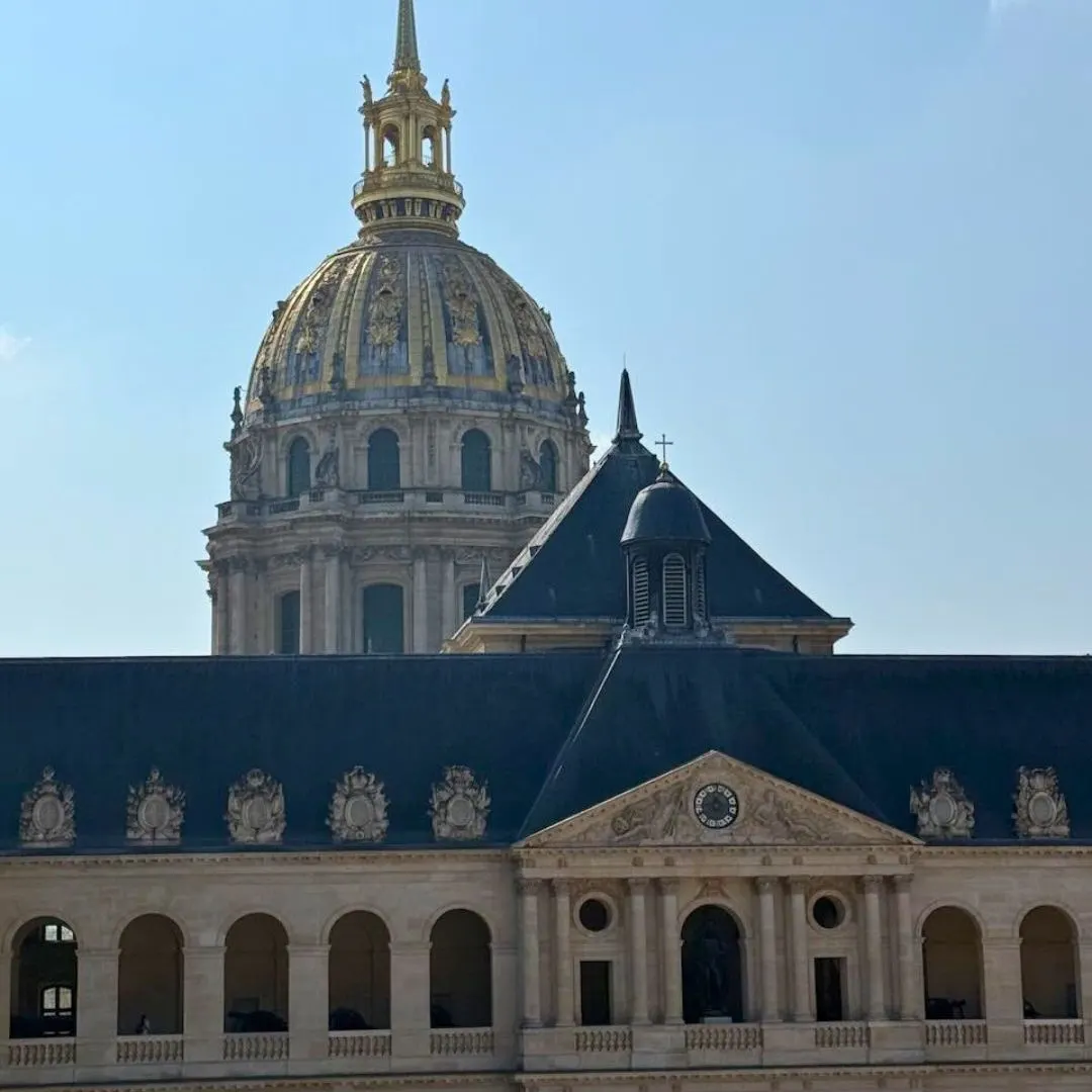 De gouden koepel van Les Invalides in Parijs van buiten