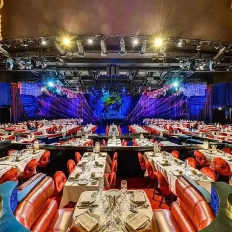 Verlichte gevel van een cabaret in Parijs in de avond