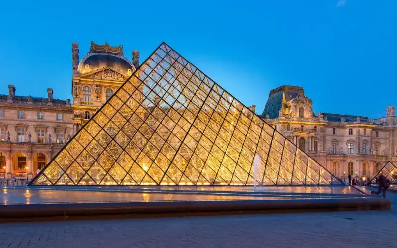 De glazen piramide van het Louvre Museum in Parijs