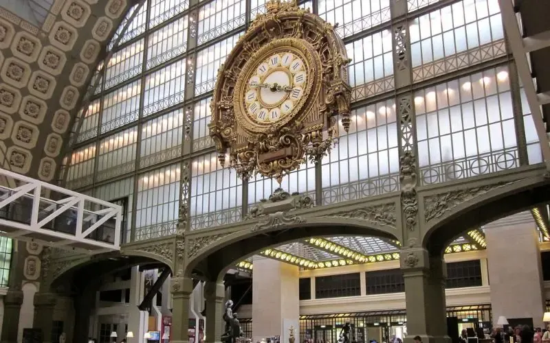 De grote vergulde stationsklok in de centrale hal van het Musee d'Orsay