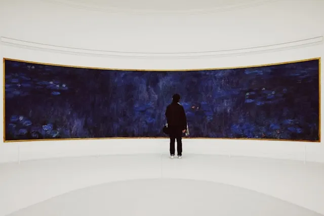 De sfeer in het Musée de l'Orangerie met de waterlelies van Monet