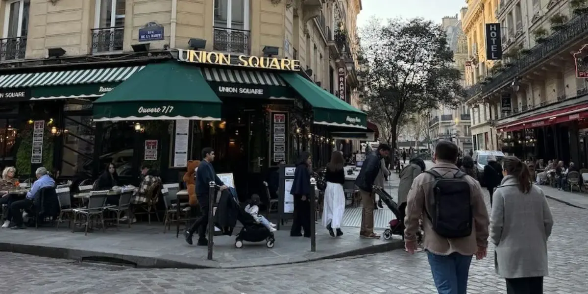 Hoekcafe met terras in het Quartier Latin in Parijs
