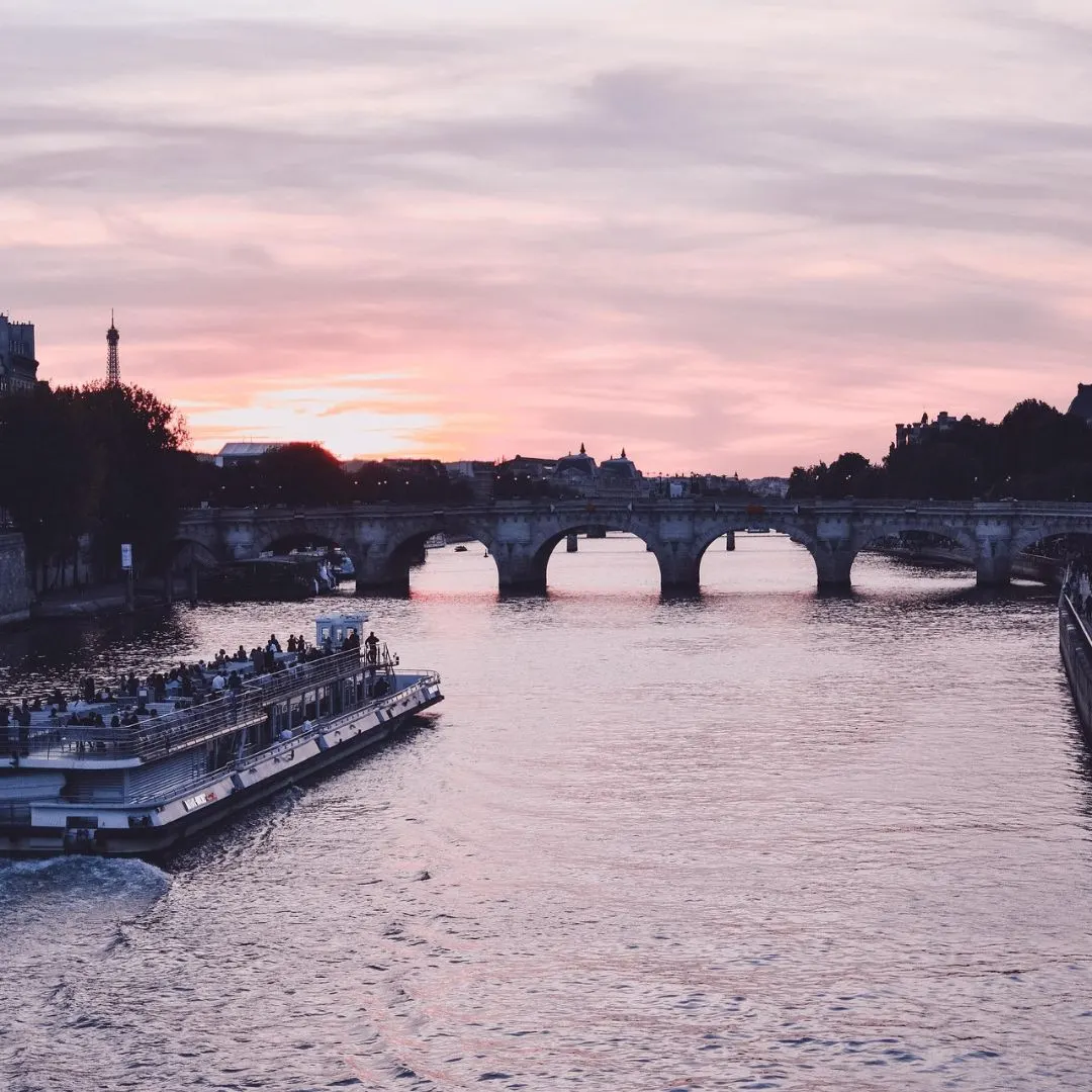Wandelen langs de Seine in Parijs