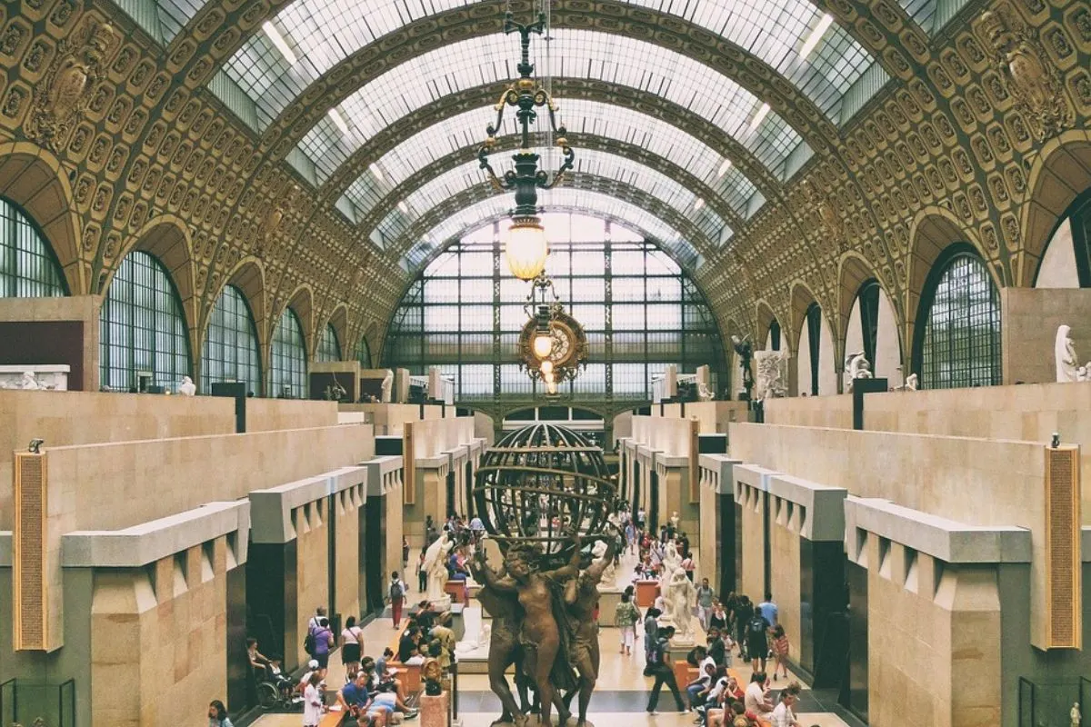 De centrale hal van het Musee d'Orsay met de glazen overkapping en de klok aan het einde