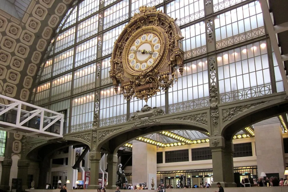 De grote hal van het Musée d'Orsay in Parijs met het glazen dak, de gouden klok en beelden