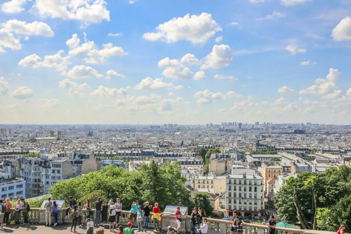 Uitzicht over de daken van Parijs vanaf de trappen bij de Sacre-Coeur