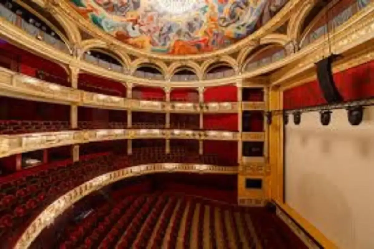 Het neoclassicistische Odeon theater met zuilen aan de Place de l'Odeon