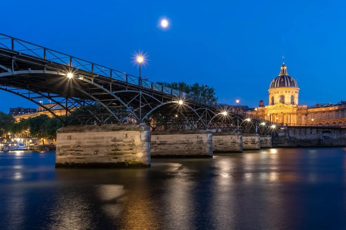De voetgangersbrug Pont des Arts over de Seine met zicht op het Institut de France