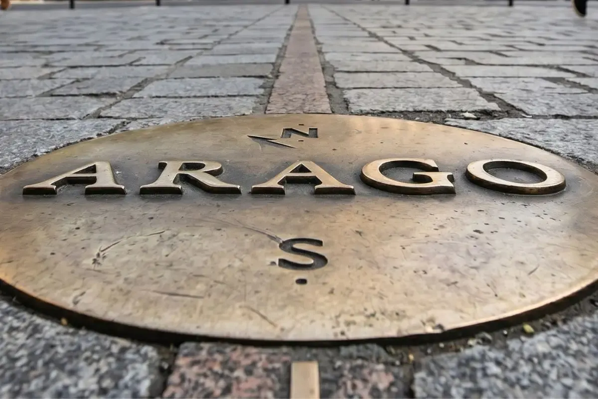 Een goudkleurig Arago medaillon in de Parijse stoep, markering van de Franse nulmeridiaan