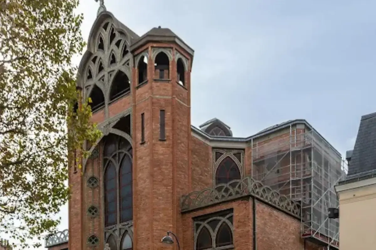 De art nouveau gevel van l'Eglise Saint-Jean de Montmartre aan Place des Abbesses
