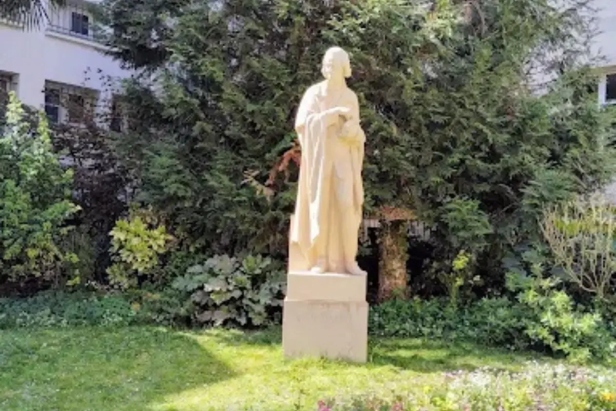 Standbeeld van de Franse Verlichtingsfilosoof Voltaire langs de Seine