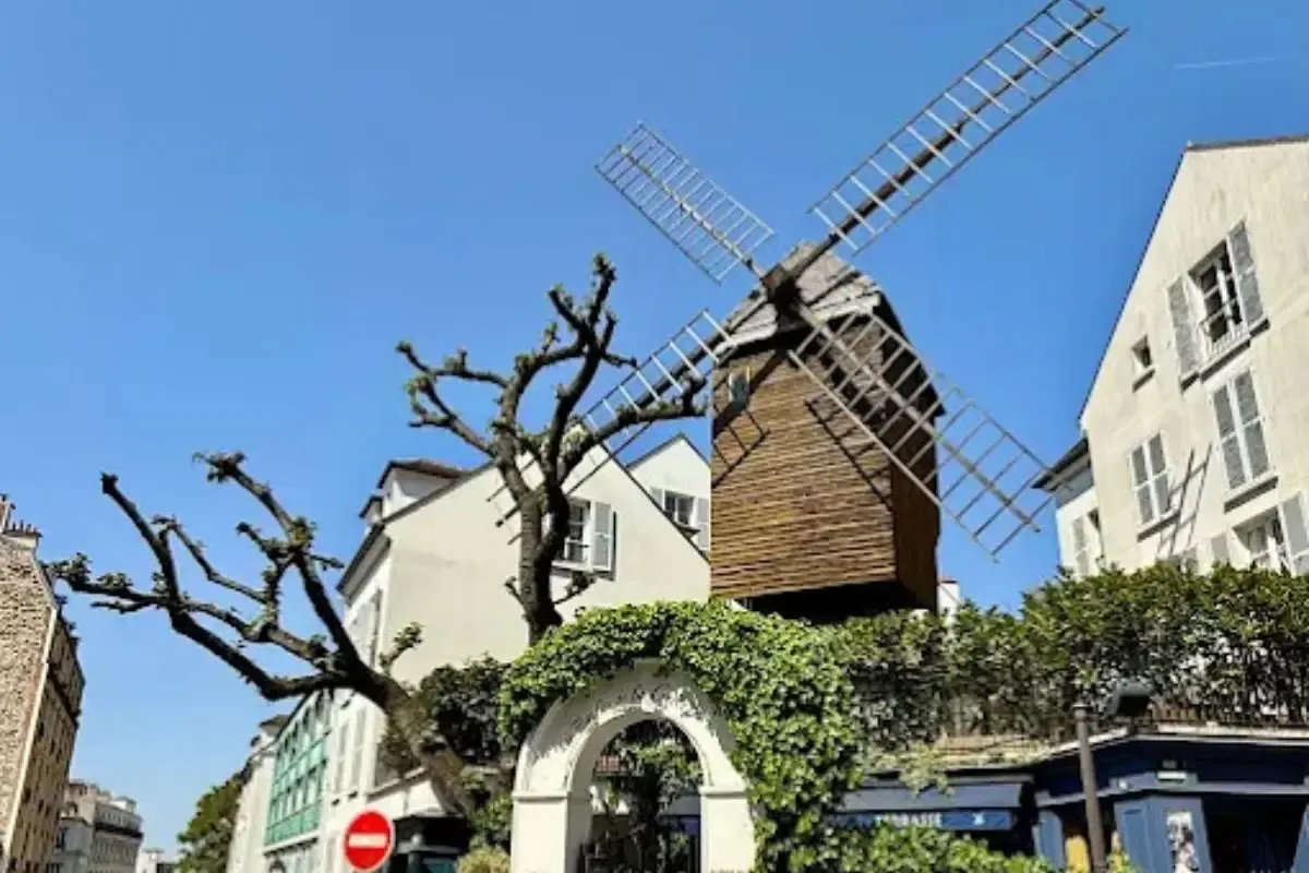 De historische windmolen Moulin de la Galette, vereeuwigd door Renoir