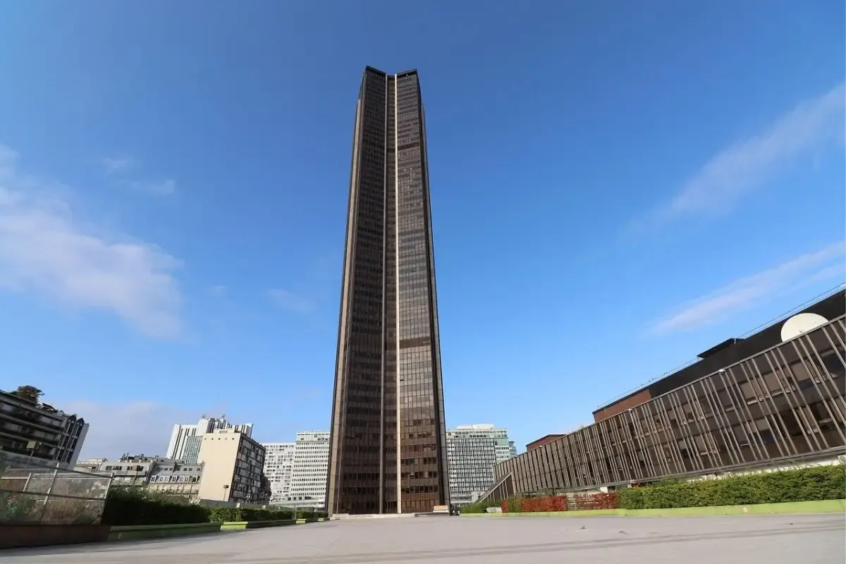Zicht op de wolkenkrabber Tour Montparnasse vanaf de boulevard