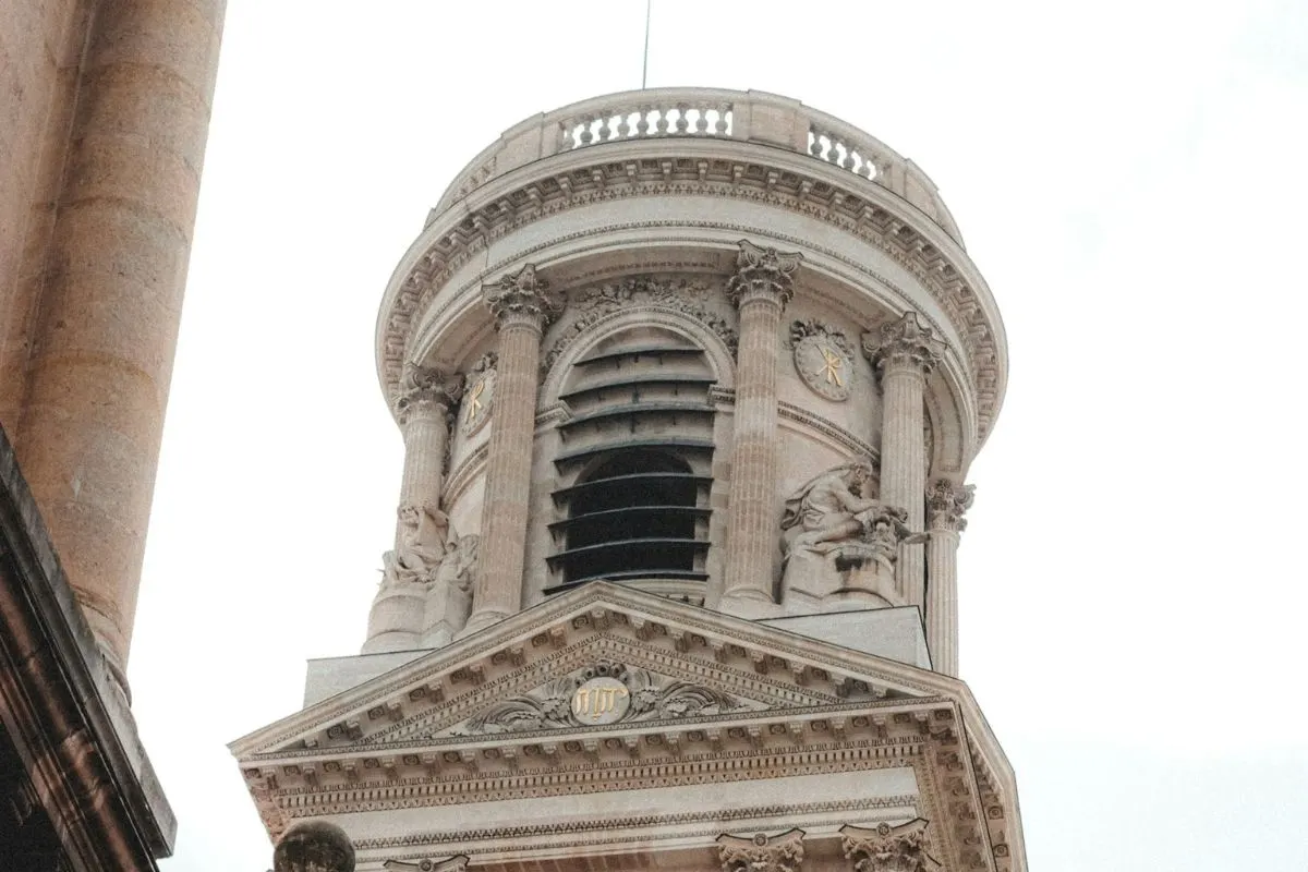 De imposante voorgevel van de Saint-Sulpice kerk met twee ongelijke torens