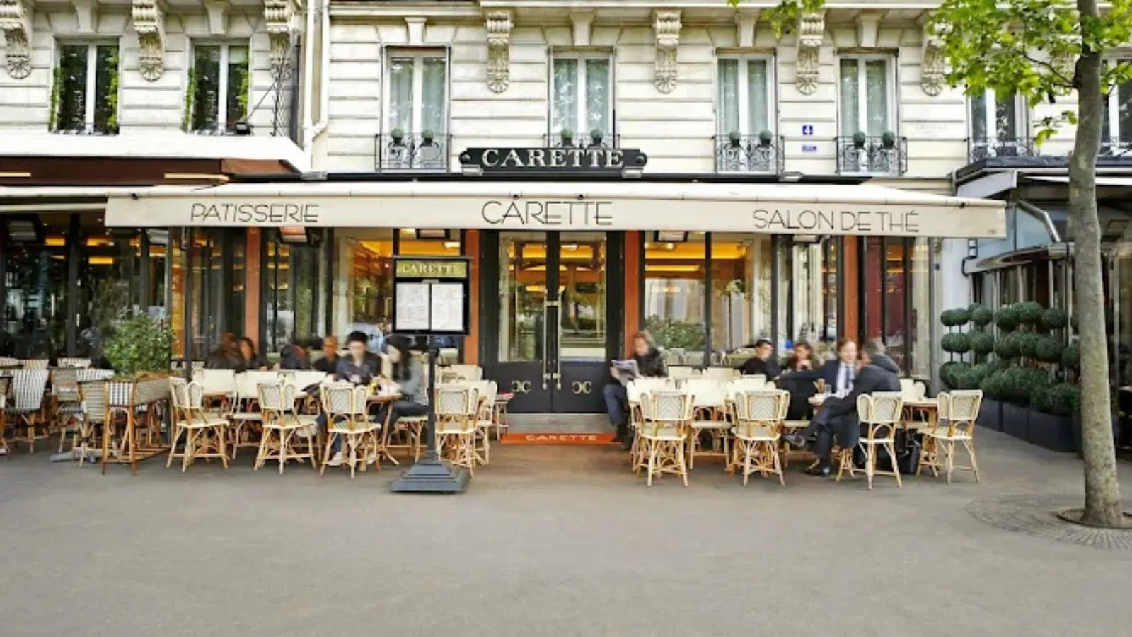 Theesalon Carette van buiten gezien met het terras ervoor