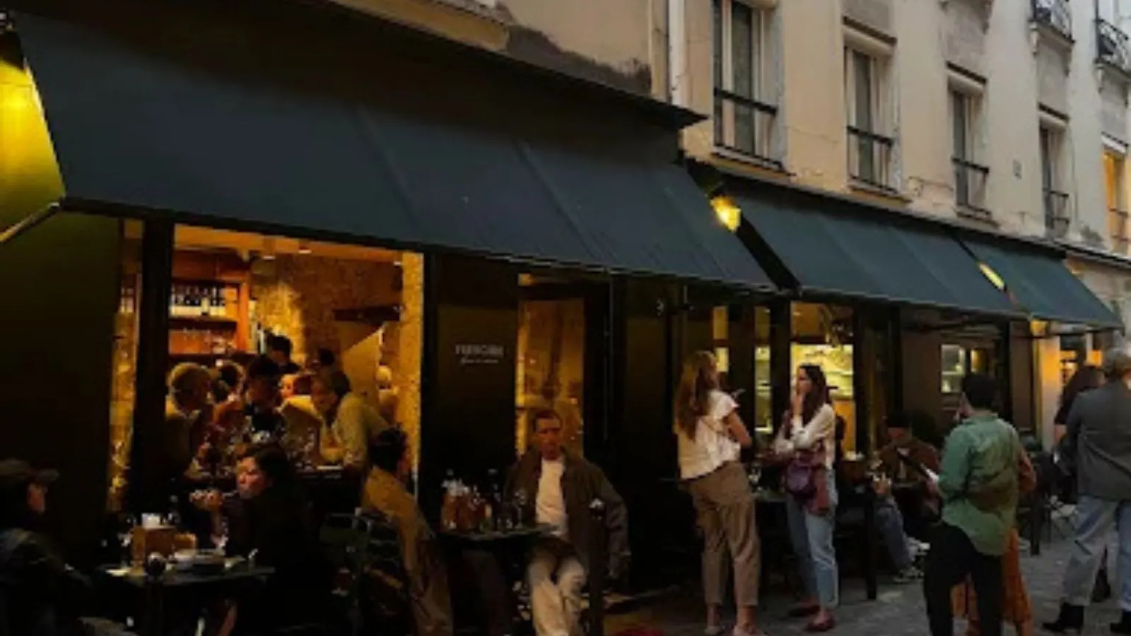 Voorgevel van Frenchie Bar à Vins in de Rue du Nil