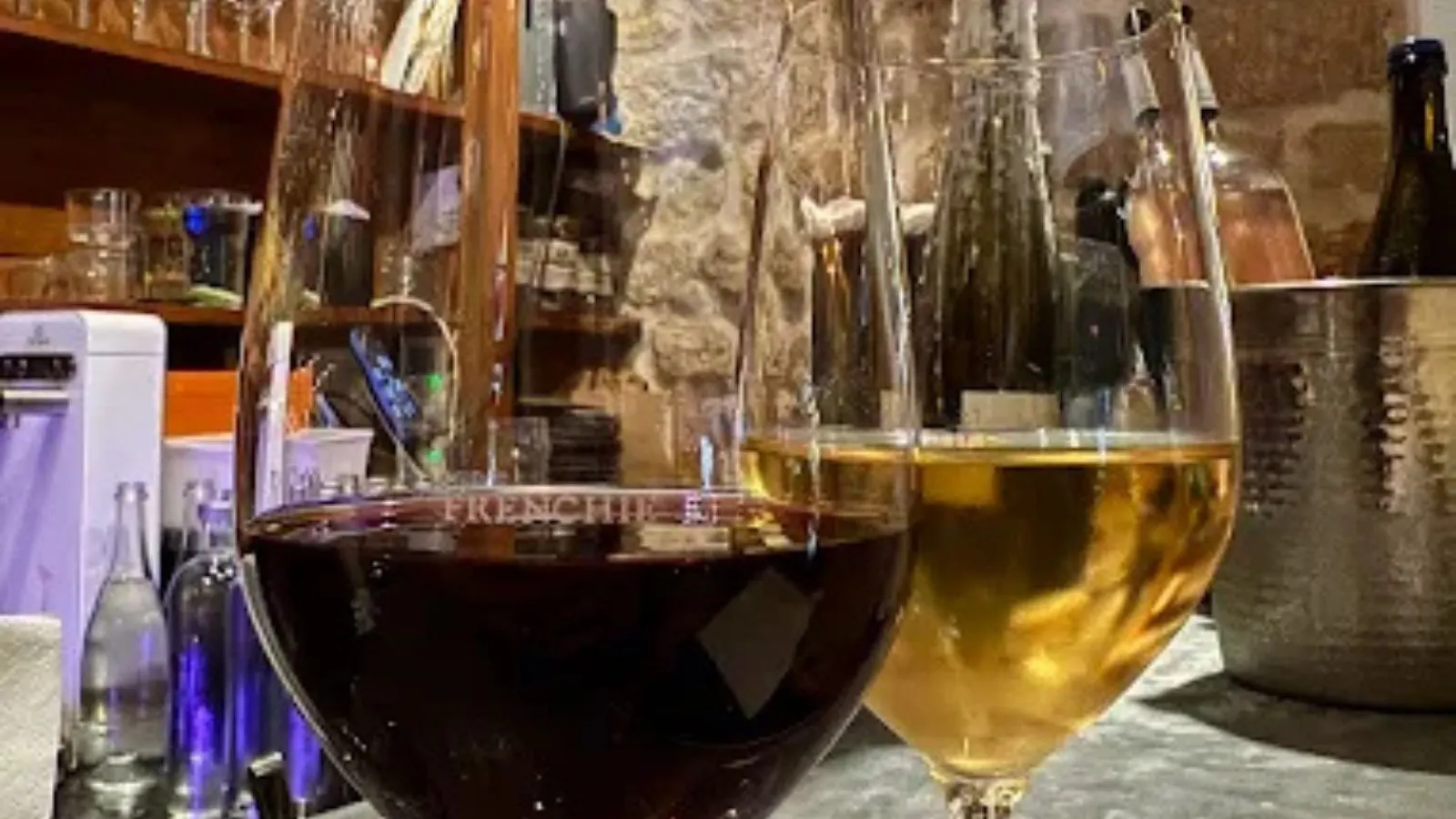 Glas natuurwijn bij Frenchie Bar à Vins