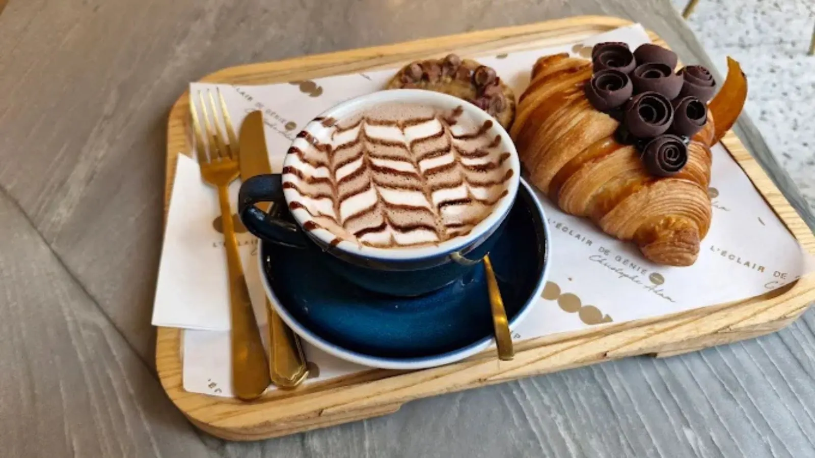 Éclairs in de vitrine bij L’Éclair de Génie
