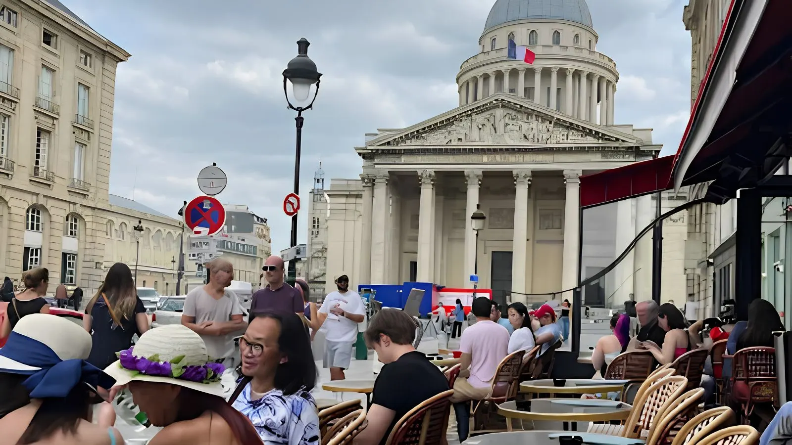 Terras van Le Comptoir du Pantheon met uitzicht op het Pantheon in Parijs