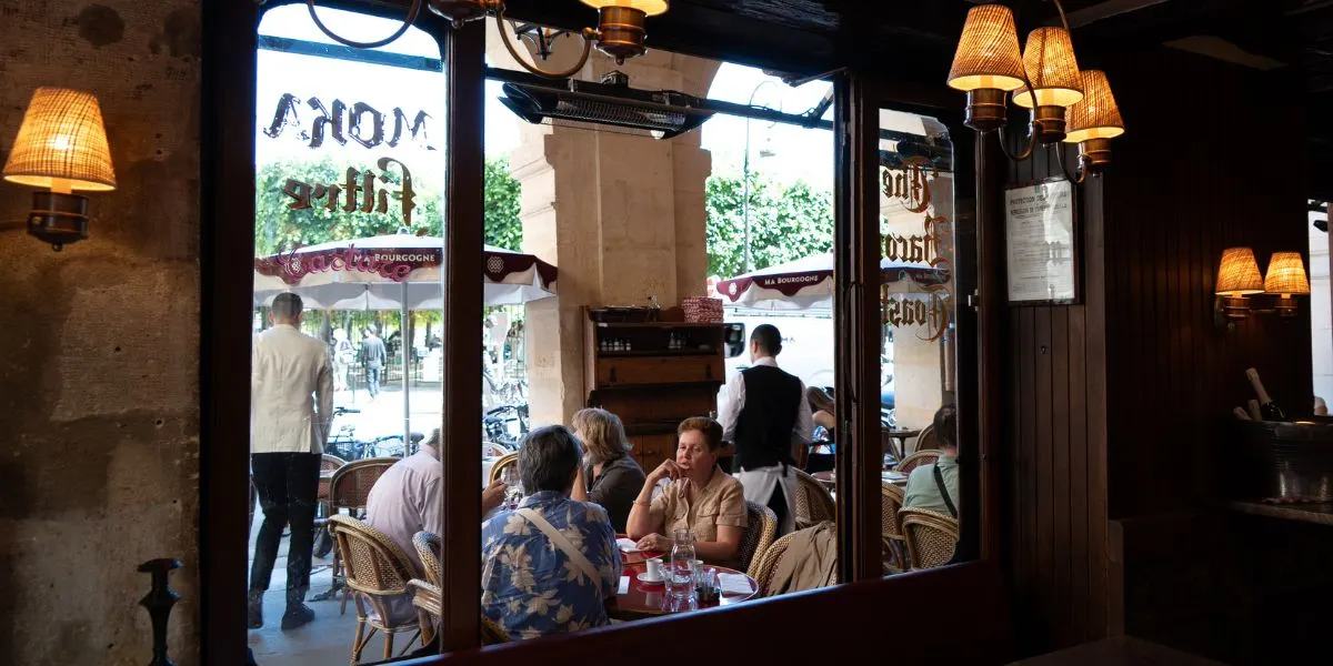 Banner met een Parijs restaurant voor de lunchadressen