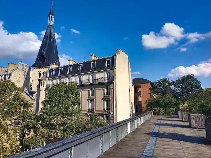 Verhoogd wandelpad op het viaduct van de Promenade Plantee langs woonhuizen in het 12e arrondissement