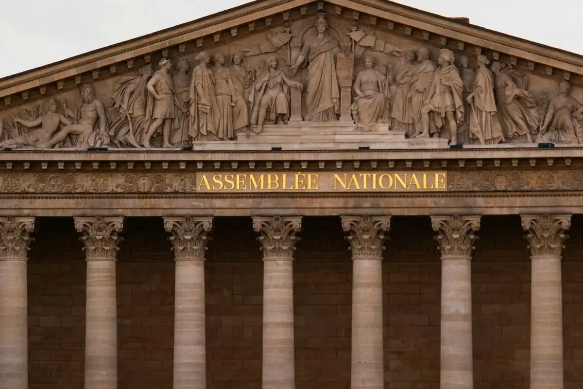De klassieke gevel met zuilen van de Assemblee Nationale in Parijs