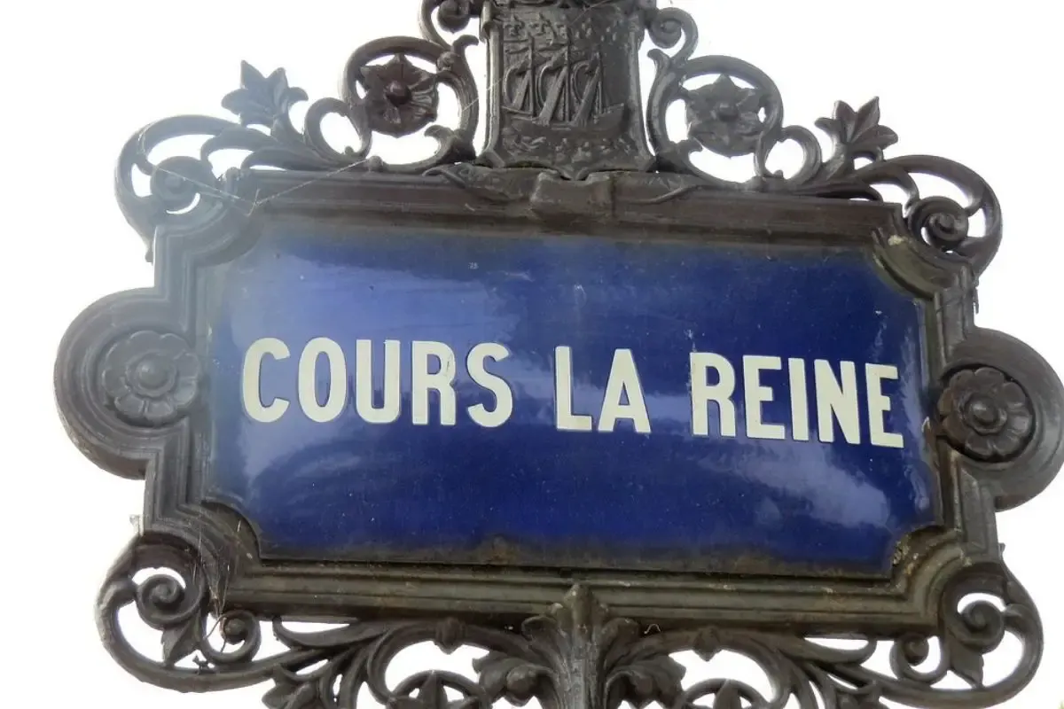De boomrijke laan Cours la Reine langs de Seine, startpunt van de wandelroute