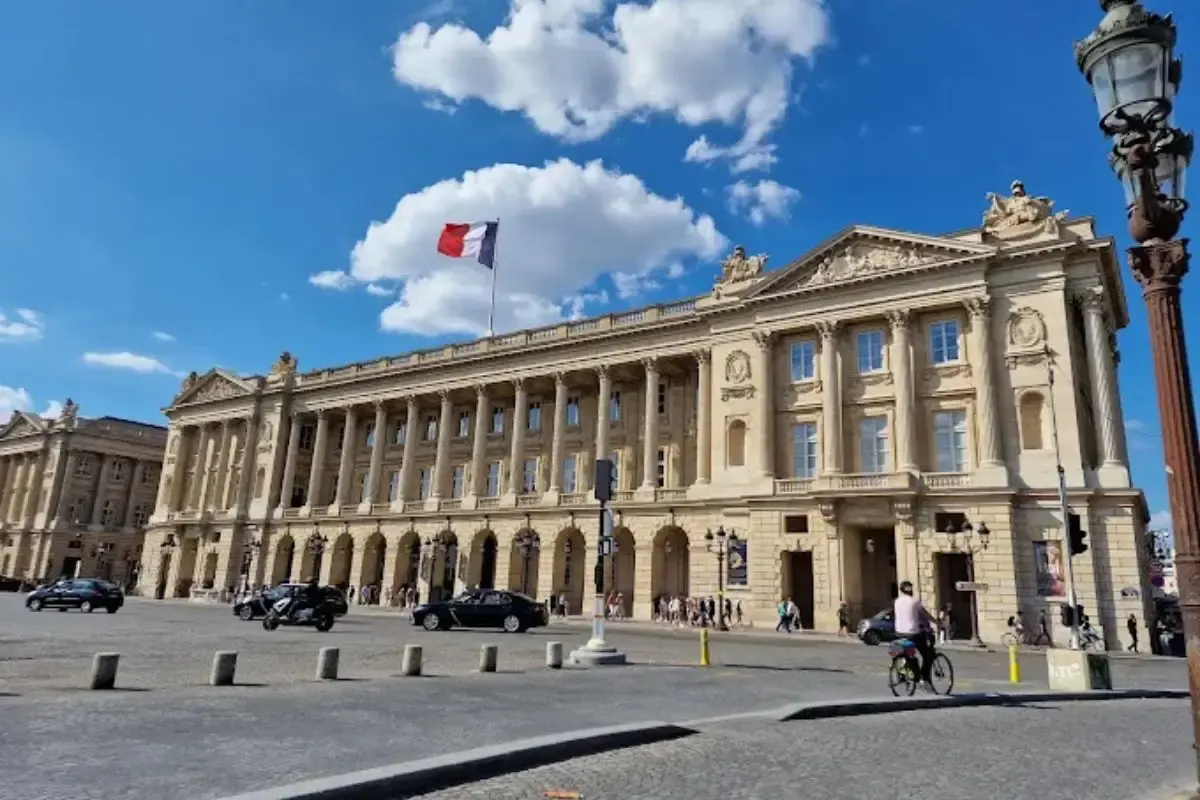 De klassieke 18e-eeuwse gevel van Hotel de Crillon aan Place de la Concorde