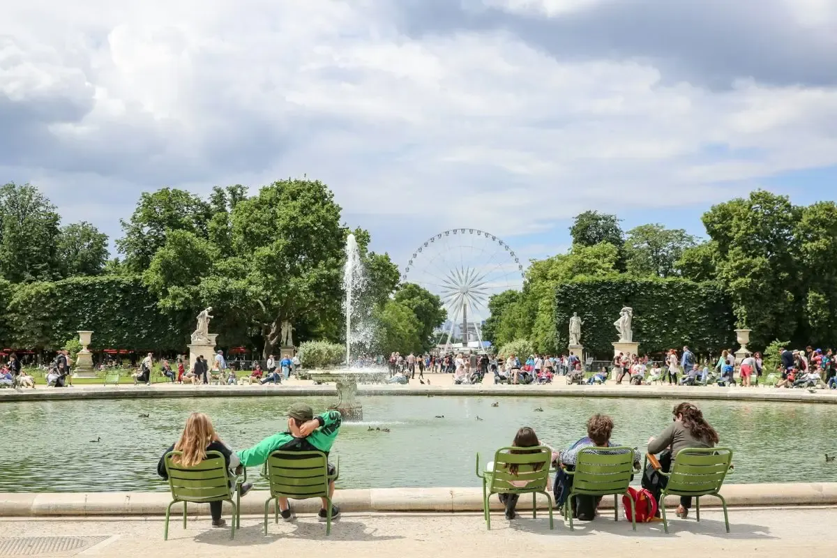 De Jardin des Tuileries op de historische as tussen het Louvre en de Place de la Concorde