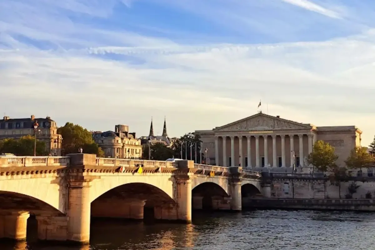 Pont de la Concorde over de Seine met klassieke balustrades