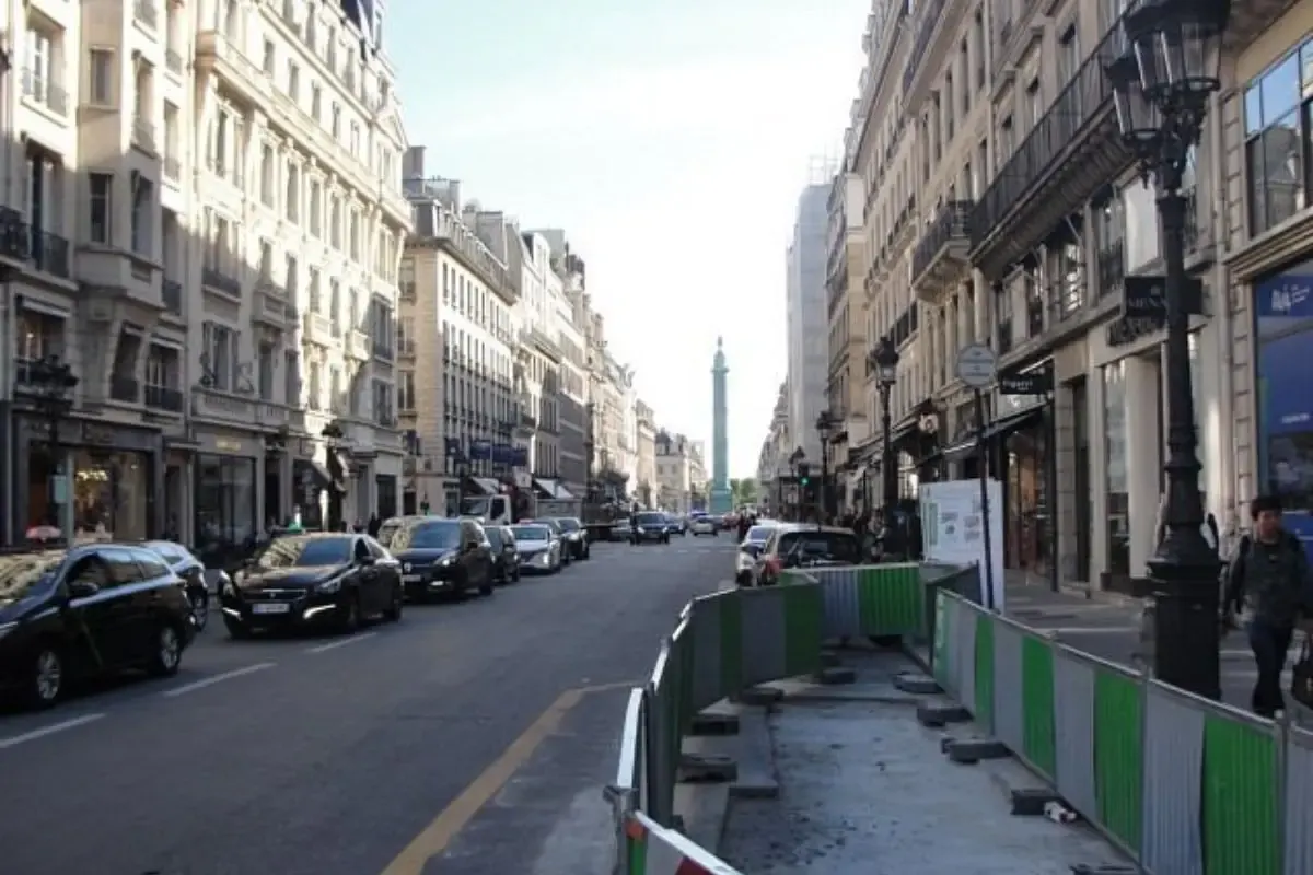 De Rue de la Paix in Parijs met winkels en zicht op de zuil van de Place Vendome