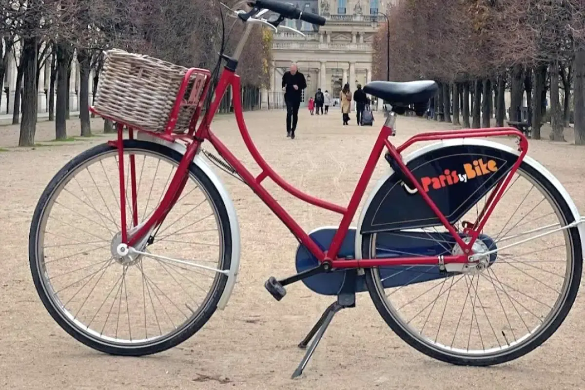 Vrolijke rode omafiets van Paris by Bike